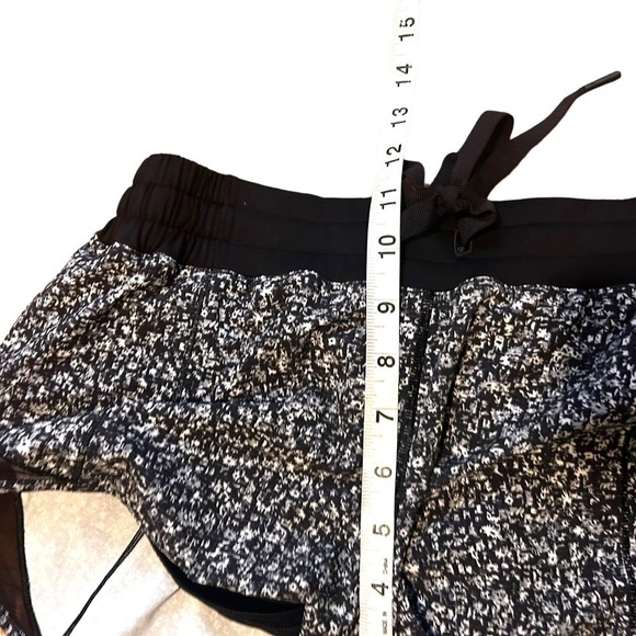 Lululemon Hotty Hot Short (2 1/2" ) - Picture 13 of 14